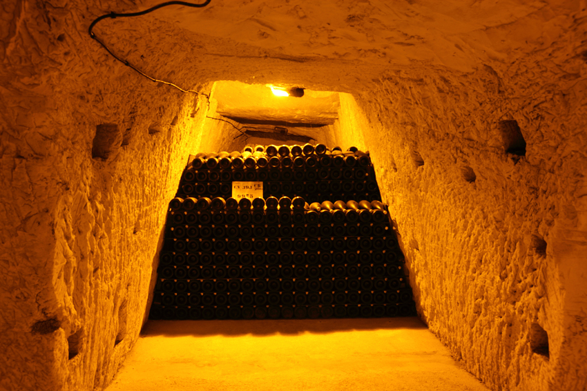 Bouteilles sur lattes dans une cave champenoise - Photo Michel Guillard ©Comité Champagne